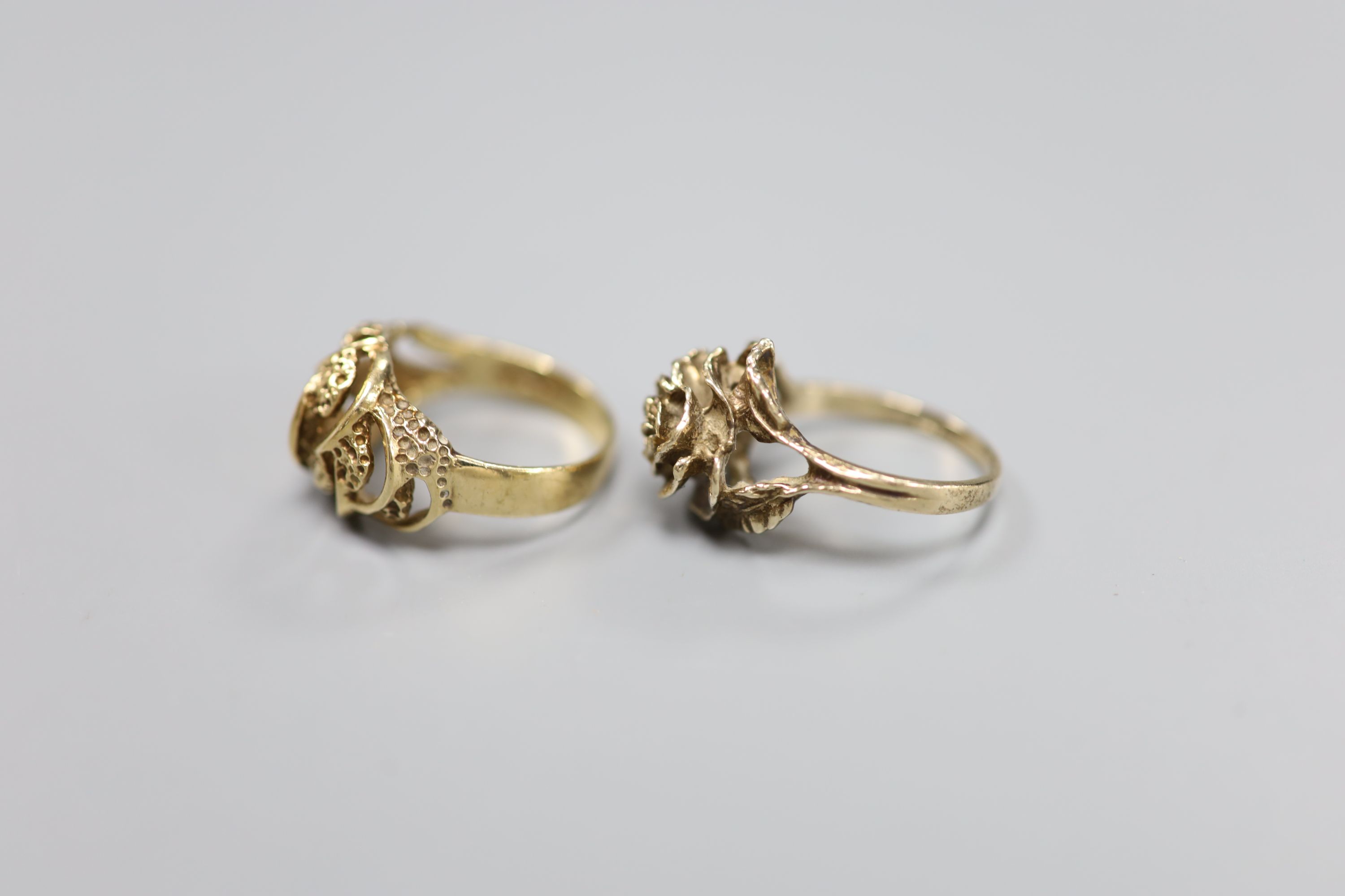 A 9ct plain and textured gold modernist design ring and a 9ct gold rose design ring, gross 11.3g